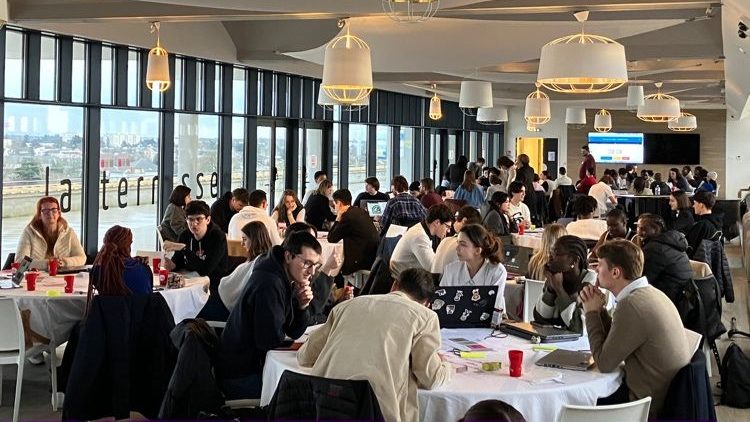 Participants travaillant en équipe lors d’un hackathon organisé par Fab-Learn