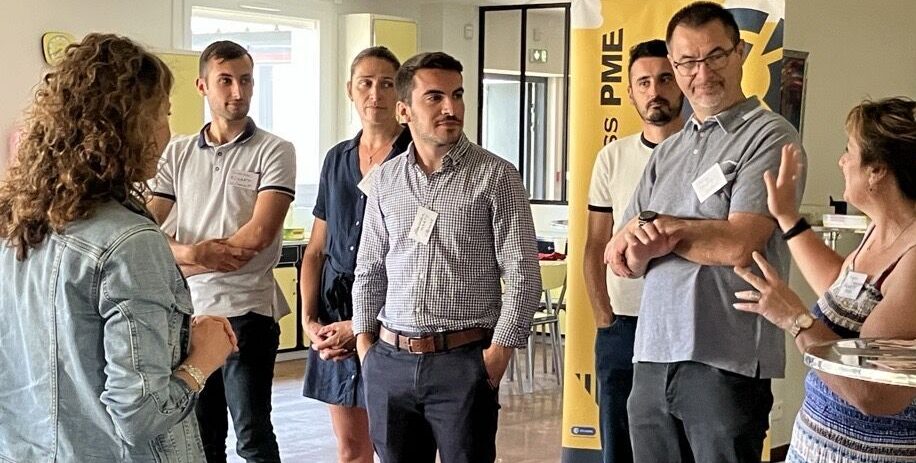 Gaëlle, formatrice en intelligence collective, anime un échange avec un groupe de professionnels