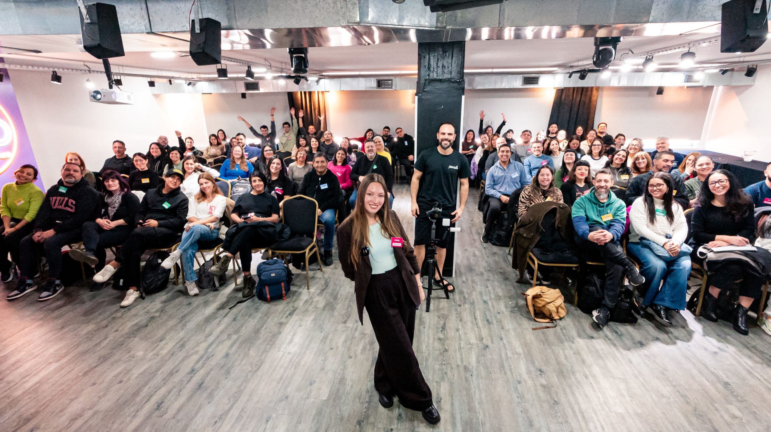 Participants travaillant en équipe lors d’un hackathon