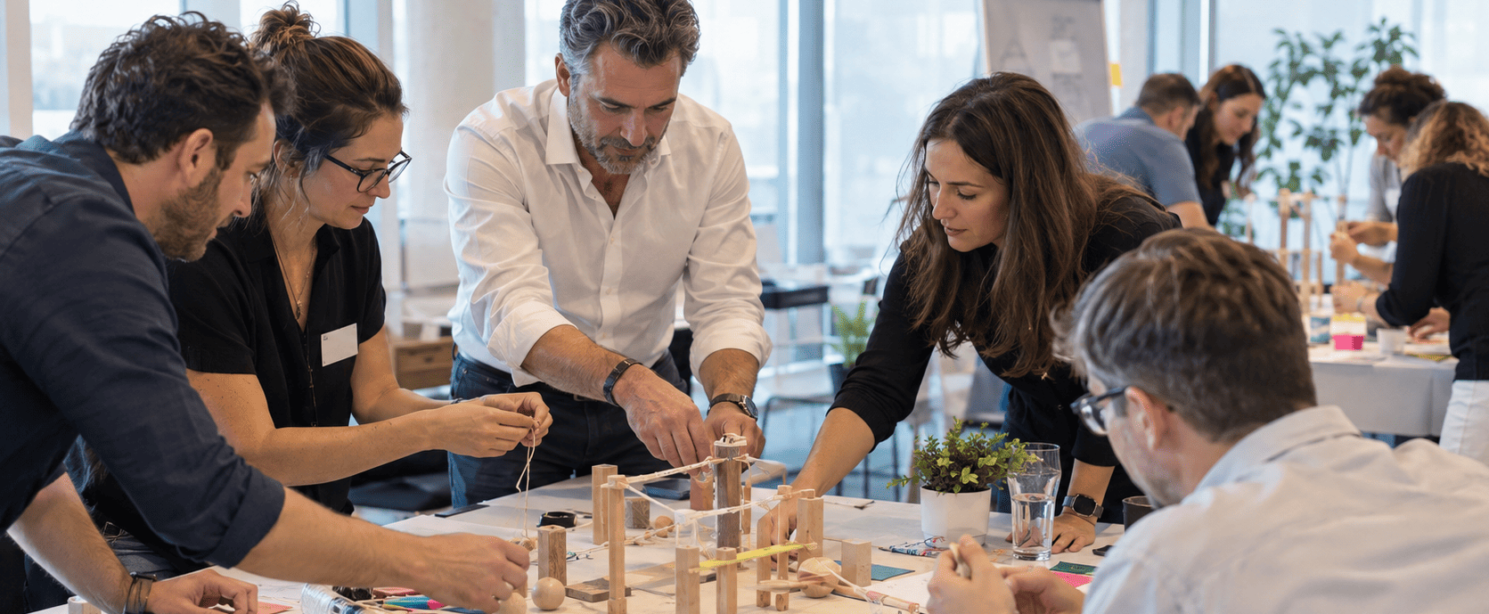 Équipe participant à un défi collaboratif lors d’un team building sur mesure